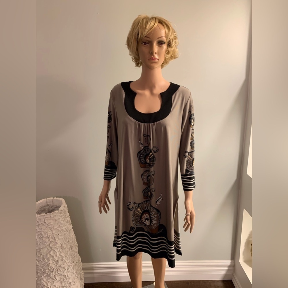 💥Forever 21 Taupe and Black Scoop Neck Printed Shift Dress